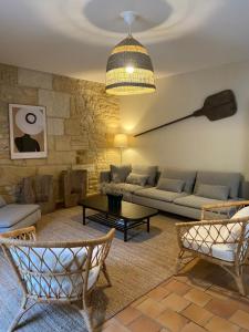 - un salon avec un canapé et une table dans l'établissement Les Courtines - Appartement de caractère à la Roque-Gageac - Les Lauriers, à La Roque-Gageac