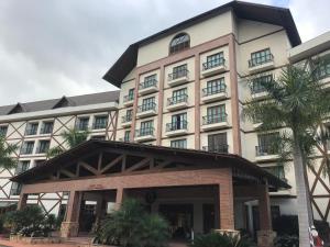 a large building with palm trees in front of it at Condomínio Vista Azul in Aracê