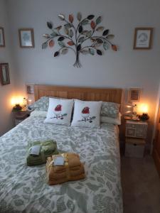 ein Schlafzimmer mit einem Bett mit zwei Taschen darauf in der Unterkunft Number 14 in Downpatrick