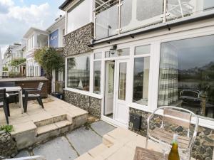 eine Terrasse mit einem Tisch und Stühlen vor einem Gebäude in der Unterkunft 5 Ivy Terrace in Porthmadog