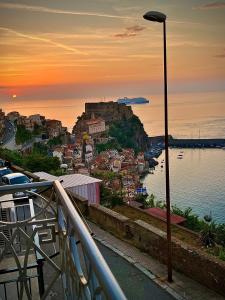 a view of a city with a street light and the ocean at Nel blu dipinto di blu in Scilla