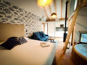 A bed or beds in a room at Cabanas de Udra