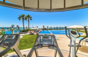 widok na basen i dwie bieżnie w obiekcie Apartamento Sea Senses, Punta Prima w mieście Torrevieja