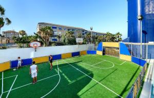 Tenis alebo squash v ubytovaní Apartamento Sea Senses, Punta Prima alebo jeho okolí