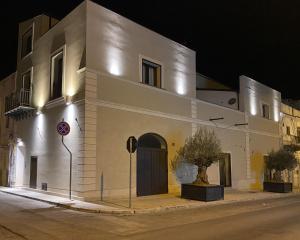 un edificio blanco con un árbol delante en L'Ulivo Comfort Rooms, en Terrasini