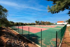 Tennis och/eller squashbanor vid eller i närheten av Hakuna Matata House