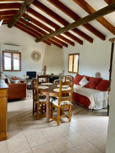 un soggiorno con tavolo e letto di Bergerie FIORA, Domaine de l Ogliastru a Olmeto
