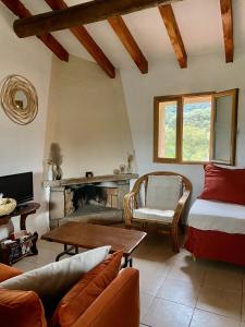 un soggiorno con letto e camino di Bergerie FIORA, Domaine de l Ogliastru a Olmeto
