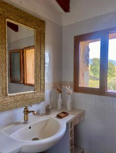 un bagno con lavandino e specchio di Bergerie FIORA, Domaine de l Ogliastru a Olmeto Altre 10 foto