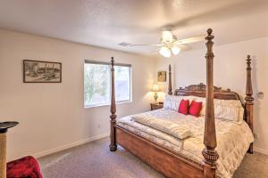 um quarto com uma cama e uma ventoinha de tecto em Kid-Friendly Kingman Home Near Parks and Dining em Kingman