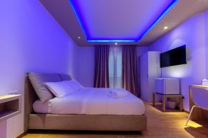 a bedroom with a bed with a purple ceiling at Aminta - Rooms & Wellness in Andria