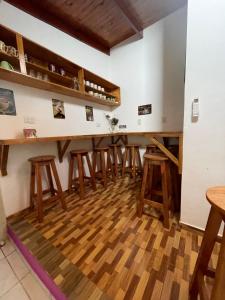 - un bar avec tabourets en bois dans l'établissement Cecilia's Home Iguazú, à Puerto Iguazú 9 autres photos