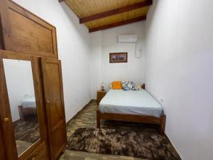 Cette petite chambre comprend 2 lits et une porte. dans l'établissement Cecilia's Home Iguazú, à Puerto Iguazú