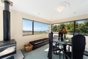 Posezení v ubytování Kuharua Lakeviews- Omori Holiday Home