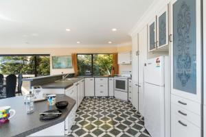 Kuchyň nebo kuchyňský kout v ubytování Kuharua Lakeviews- Omori Holiday Home + 17 fotografií