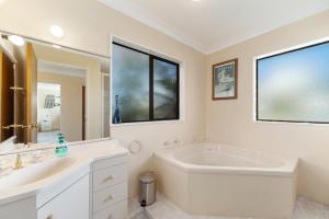 Koupelna v ubytování Kuharua Lakeviews- Omori Holiday Home