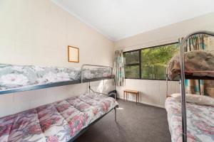 Posezení v ubytování Kuharua Lakeviews- Omori Holiday Home