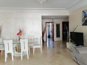 TV a/nebo společenská místnost v ubytování Grand Appartement à 5 min de la mer et de la mosqué hassan II de Casablanca