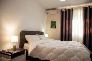 Postel nebo postele na pokoji v ubytování Xhelo's Rooms