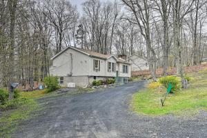 una casa en un camino de tierra en el bosque en Scenic Home with Pool Access 3 Mi to Bushkill Falls, en Bushkill