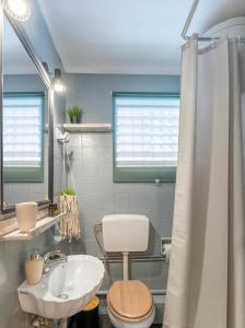 Koupelna v ubytování Boho Chic Apartment Under Acropolis + 13 fotografií
