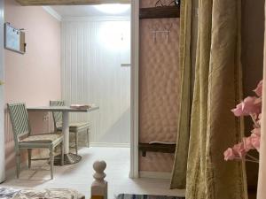 um quarto com uma mesa e uma porta que leva a uma sala de jantar em Renthouse Guest Apartment ALICE em Paide