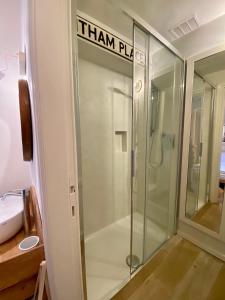 una ducha en un baño con un cartel que lee Titan Plaza en Residenza del Gallo - Residenze Tonnina Group, en Casale Marittimo 32 fotos más