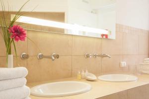 a bathroom with a sink and a mirror at Gustls-Hus, Wohnung 6 in Kellenhusen