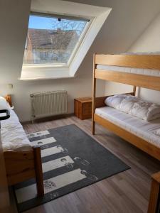 a bedroom with two bunk beds and a window at To Hus, Reihenhaus 7 in Kellenhusen