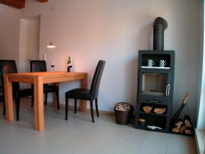 ein Esszimmer mit einem Tisch und einem Holzofen in der Unterkunft Ferienhaus in Heiligendamm mit Sauna & Kamin - [#23967] in Heiligendamm