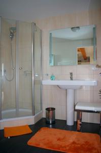 ein Bad mit einem Waschbecken und einer Dusche in der Unterkunft Ferienhaus in Heiligendamm mit Sauna & Kamin - [#23967] in Heiligendamm