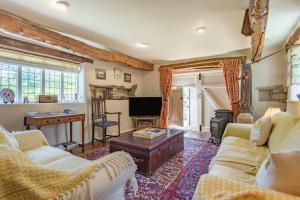 Sala de estar con 2 sofás y mesa en The Long Barn en Cirencester