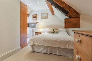 サイレンセスターにあるThe Long Barnのベッドルーム1室(ベッド1台付)、屋根裏部屋(テレビ付) +23枚の写真