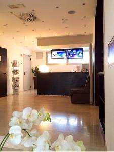 TV a/nebo společenská místnost v ubytování Postumia Hotel Design
