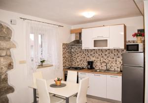 Kuchyňa alebo kuchynka v ubytovaní Studio apartman Moreno
