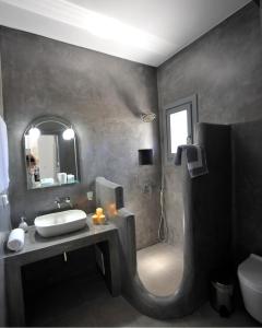 A bathroom at Blue diamonds villas Paros