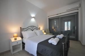 A bed or beds in a room at Blue diamonds villas Paros