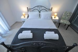 A bed or beds in a room at Blue diamonds villas Paros