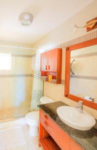 W łazience znajduje się umywalka, toaleta i prysznic. w obiekcie Ocean Dream 3d floor studio w/balcony w mieście Cabarete
