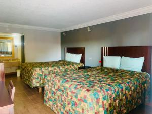 una habitación de hotel con 2 camas en una habitación en Budget inn and suites, en Crowley