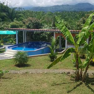 Piscina de la sau aproape de Magic Mountain Lodge