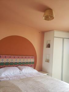 Tempat tidur dalam kamar di Villas del Sol praia da macumba