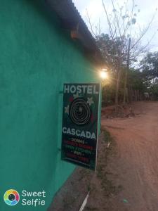 ein Schild für ein Krankenhaus an der Seite eines Gebäudes in der Unterkunft La Cascada Hostel & Restaurant in Rivas