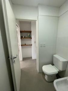 a white bathroom with a toilet and a sink at Luminoso Depto 40 metros NUEVO. Excelente Ubicacion Zona Sur. in Remedios de Escalada