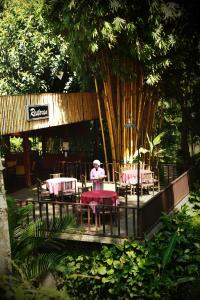 Restaurant o un lloc per menjar a Kampung Sampireun Resort & Spa