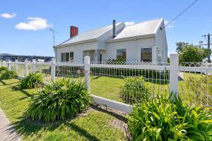 a white fence in front of a house at The White House Prime Location and Oozing Character in Apollo Bay