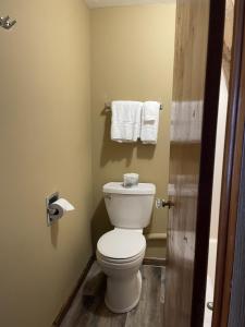 a bathroom with a white toilet and towels at adoba® Dreamland in Gulliver +16 photos