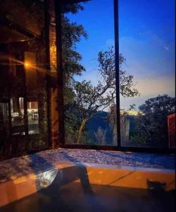 Habitación con ventana grande con vistas. en Increíble finca en felidia, en Cali