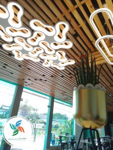 una lámpara de araña colgando del techo de un restaurante en Felicity Island Hotel en Isla de Mactán