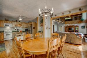 uma cozinha e sala de jantar com uma mesa de madeira e cadeiras em Arrowhead Falls em Clayton